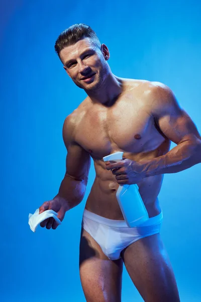 Homme nu en blanc pulvérisateur culotte dans l'industrie du nettoyage des mains — Photo