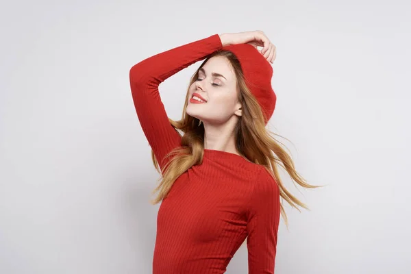 Mujer Alegre Suéter Rojo Pose Estudio Foto Alta Calidad — Foto de Stock