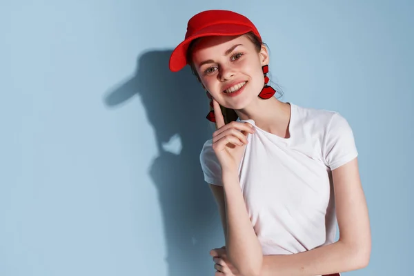 Ελκυστική Γυναίκα Καλοκαιρινά Ρούχα Και Κόκκινο Καπέλο Που Ποζάρει Μπλε — Φωτογραφία Αρχείου