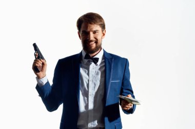 Arka planda silahı olan erkek ajan. Yüksek kalite fotoğraf