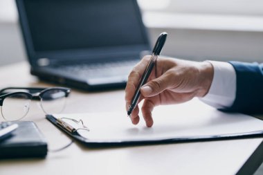 Masa başı kariyer teknolojilerinde çalışan işadamları.