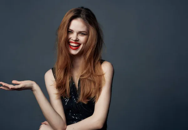 Hermosa Mujer Con Labios Rojos Posando Sobre Fondo Aislado Foto — Foto de Stock