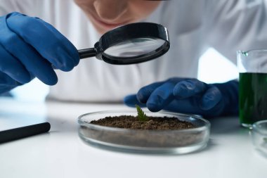 Kadın doktor analizi biyoteknoloji araştırma tıp stüdyosu