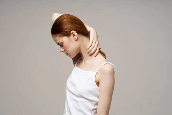 Vrouw Met Reuma Pijn Nek Poseren Lichte Achtergrond Hoge Kwaliteit — Stockfoto