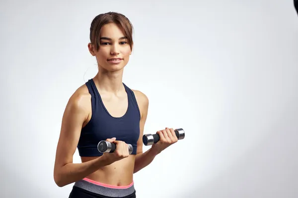 Mujer Atlética Haciendo Ejercicio Gimnasio Fondo Luz Foto Alta Calidad — Foto de Stock