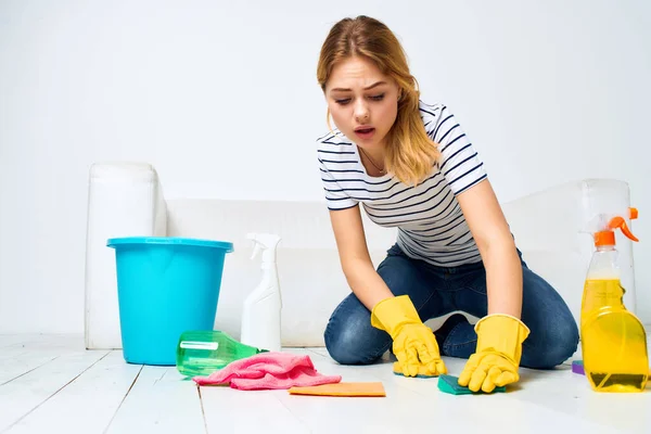Mujer Cerca Limpieza Habitación Del Sofá Foto Alta Calidad — Foto de Stock