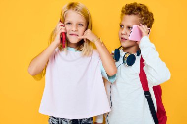 Ergen erkek ve kız telefonunun ekşitme eğlencesi izole edilmiş arka plan