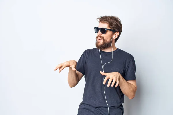 一个快乐的男人带着耳机和太阳镜 背景浅薄 高质量的照片 — 图库照片