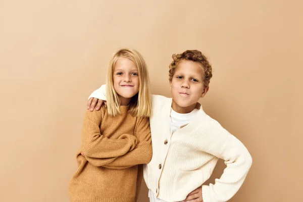 Söta snygga barn med ljusbrunt hår Studio känslor — Stockfoto