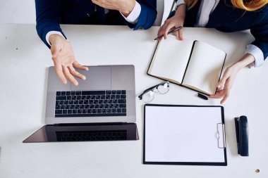 İş adamı ve kadın takım çalışması ofiste dizüstü bilgisayarla