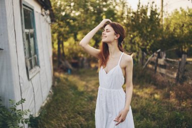 Beyaz elbiseli kadın, eğlence köyü.