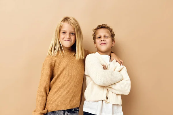 Щасливі діти зі світло-коричневим волоссям Студійні емоції — стокове фото
