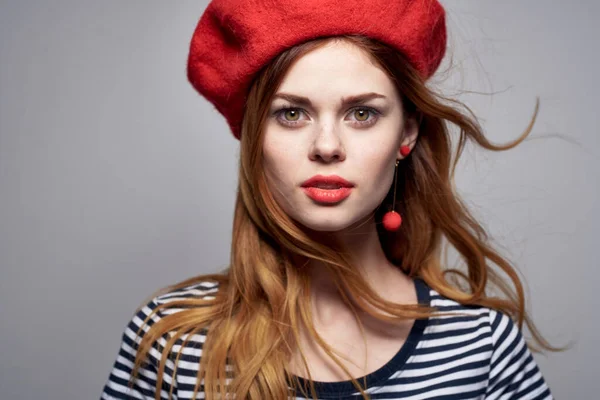 Vrolijk vrouw het dragen van een rode hoed make-up Frankrijk Europa mode poseren levensstijl — Stockfoto