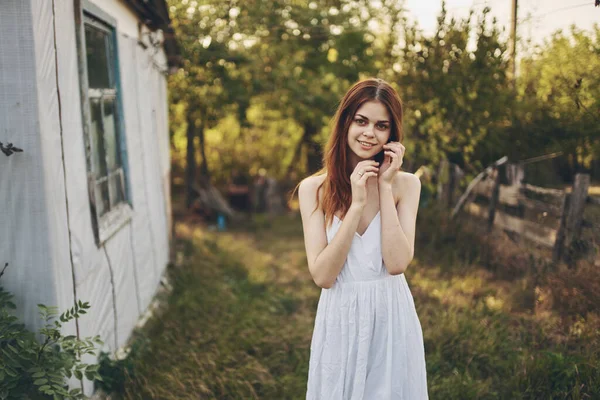 可愛い女が畑を歩く太陽の自由 — ストック写真