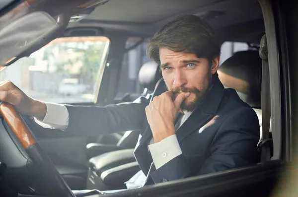 Emotionele man in een pak in een auto een reis naar het werk zelfvertrouwen — Stockfoto