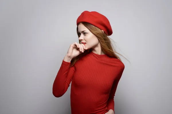 빨간 스웨터를 입은 아름다운 여인, 미용 감정의 빛이 비치는 배경 — 스톡 사진