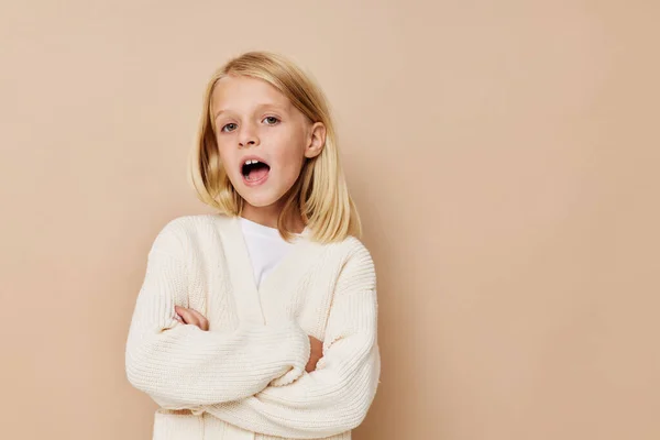 Positiv liten flicka med blont hår poserar studio — Stockfoto