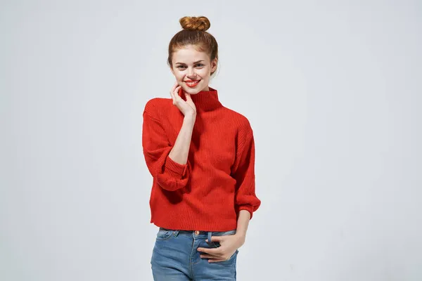 매력적으로 보이는 빨간 스웨터를 입은 예쁜 여자 — 스톡 사진