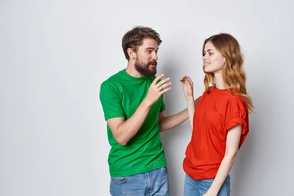 Супружеская пара разноцветные футболки связи ссора изолированный фон — стоковое фото