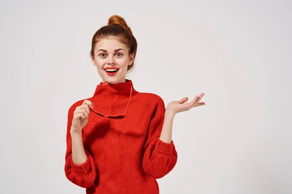 Schöne Frau im roten Pullover Studio — Stockfoto