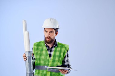 Erkek inşaatçı inşaat tasarımı meslek mavi arka plan