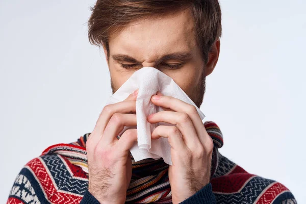 Hombre frío limpiándose la nariz con un pañuelo infección virus fondo claro —  Fotos de Stock