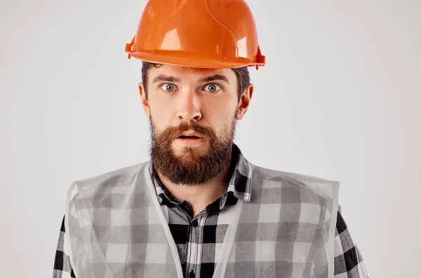 Érzelmi férfi narancs kemény kalap konstrukció szakmai Studio — Stock Fotó