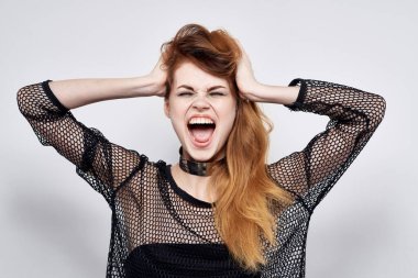 Güzel kadın çekici görünüyor modern tarz mücevher duyguları stüdyo yaşam tarzı