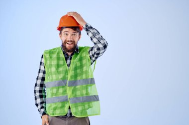 duygusal adam yeşil yelek turuncu kask iş akışı el hareketleri izole arka plan