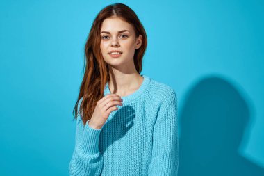 Mavi süveterli, mavi arka planlı kadın yaşam tarzı