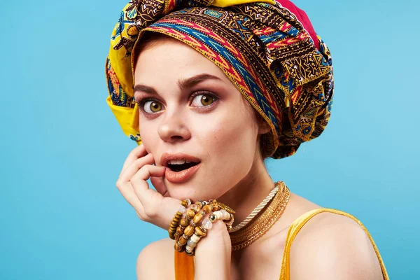 Χαρούμενη γυναίκα σε πολύχρωμο τουρμπάνι ελκυστική εμφάνιση Κοσμήματα χαμόγελο Studio Μοντέλο — Φωτογραφία Αρχείου