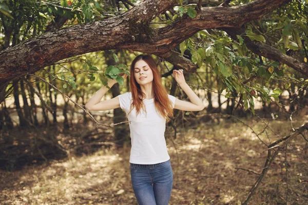 Žena venku u stromu příroda životní styl léto — Stock fotografie