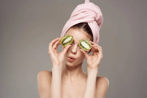 Mulher Bonita Com Kiwi Mãos Vista Cortada Foto Alta Qualidade — Fotografia de Stock