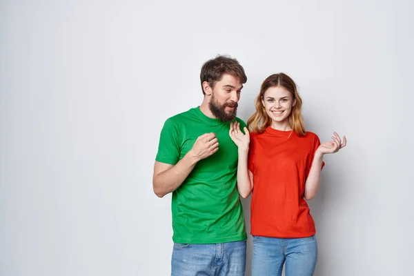 Małżeństwo para przytulić przyjaźń kolorowe t-shirty rodzinne studio styl życia — Zdjęcie stockowe