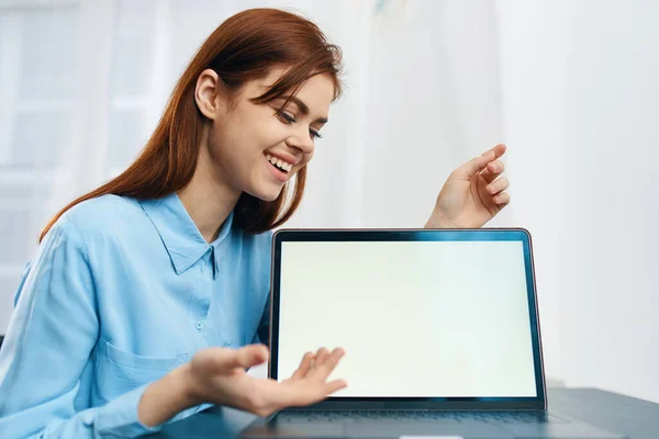 Vrouwelijke Studente Laptop Hoge Kwaliteit Foto — Stockfoto