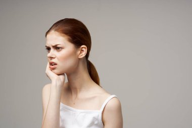 Huysuz kadın, el ele tutuşuyor. 