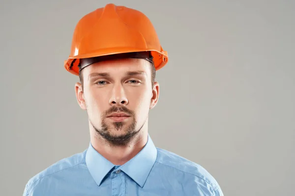 Мужчина строитель в синей рубашке эмоции профессиональный изолированный фон — стоковое фото
