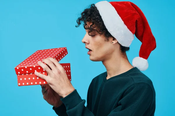 Lockenkopf Mit Weihnachtsmütze Und Geschenk Neujahr Hochwertiges Foto — Stockfoto