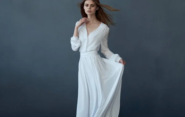 Beyaz Elbiseli Kadın Poz Veriyor Yüksek Kalite Fotoğraf — Stok fotoğraf