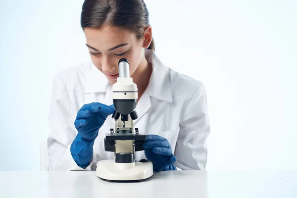 Científico Sentado Mesa Con Microscopio Sobre Fondo Claro Foto Alta — Foto de Stock