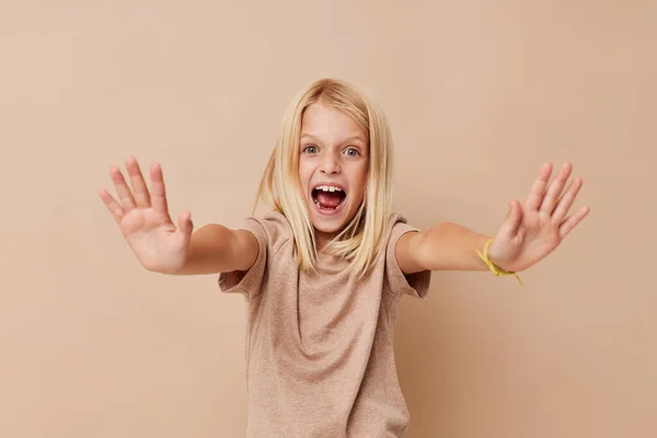 Aranyos Kislány Bézs Pólóban Kiváló Minőségű Fénykép — Stock Fotó