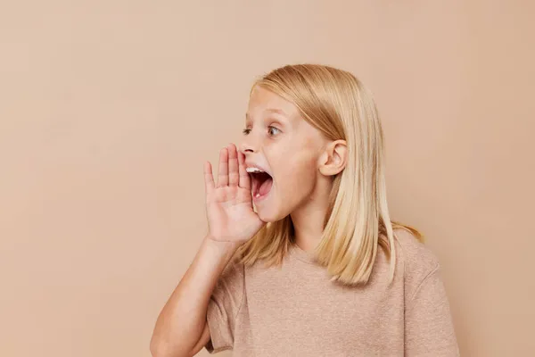 Kleines Nettes Mädchen Mit Blonden Haaren Posiert Studio Hochwertiges Foto — Stockfoto