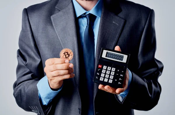 Homem Emocional Com Calculadora Segurando Bitcoin Mão — Fotografia de Stock