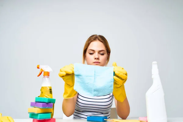 Limpieza de la mujer suministros de limpieza prestación de servicios — Foto de Stock