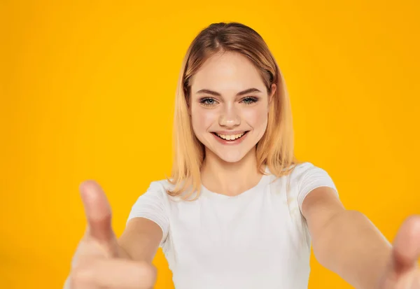 Mulher Alegre Uma Camiseta Branca Com Polegares Para Cima Fundo — Fotografia de Stock