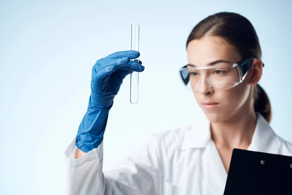 Assistente Laboratório Fazendo Estudo Pesquisa Biólogo — Fotografia de Stock