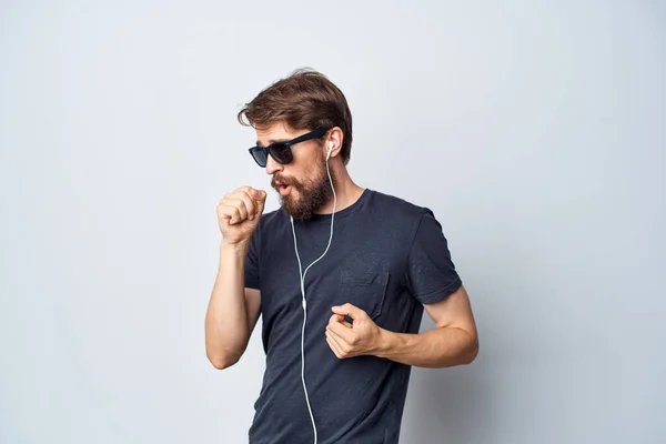 Knappe Man Een Zwart Shirt Met Koptelefoon Lichte Achtergrond Hoge — Stockfoto
