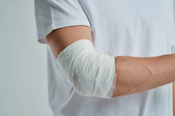 Paciente Sexo Masculino Uma Camiseta Branca Com Uma Mão Enfaixada — Fotografia de Stock