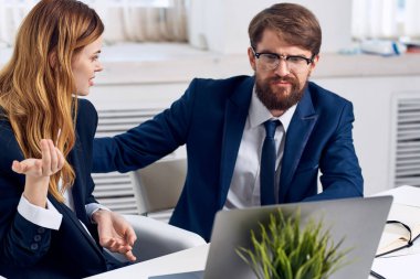 Meslektaşlarım dizüstü bilgisayar uzmanlarının önünde masa başında oturuyorlar.