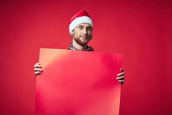 Bel homme dans New Years vêtements publicité copie espace fond rouge — Photo